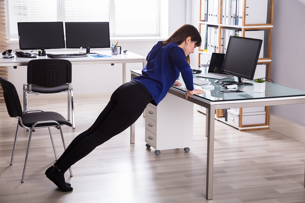 6 exercices à faire sur sa chaise au bureau (ou en télétravail)